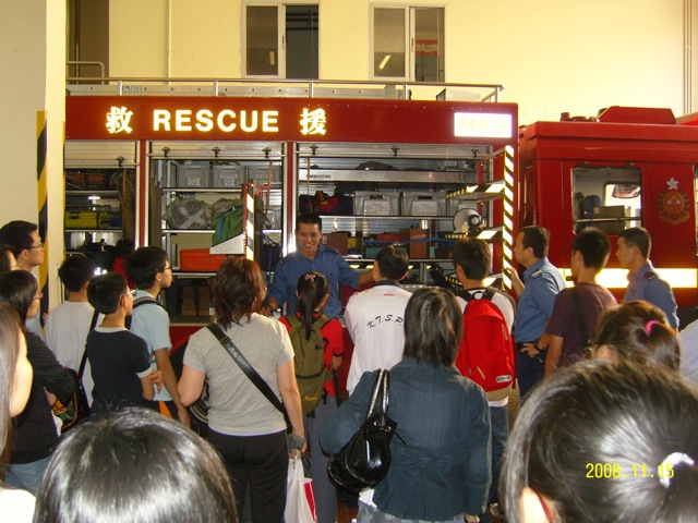 (12)一輛救援車的裝備足以讓學員明白救火救人是多困難的任務