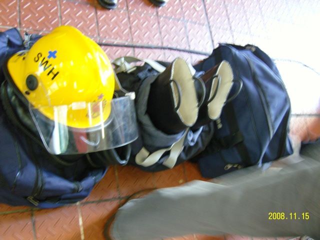 (15)消防員出發前的裝備