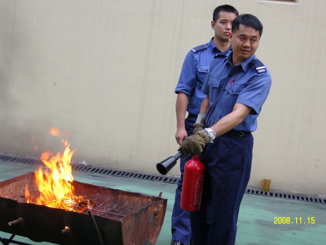 (4)導師示範安全救火的要點