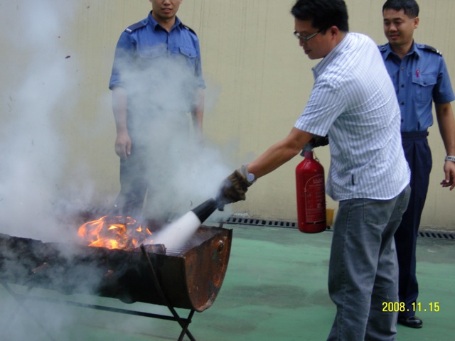 (5)消防安全大使學習使用滅火器消滅火種